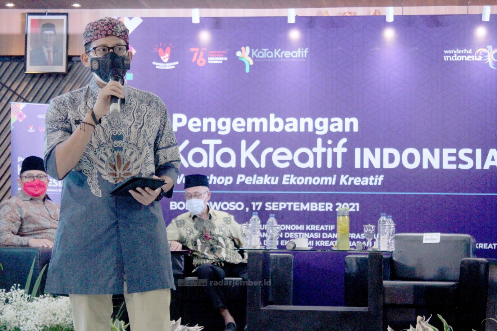 CERMAT: Menteri Pariwisata dan Ekonomi Kreatif Sandiaga Salahuddin Uno ketika memberikan arahan kepada puluhan peserta workshop di Disparpora Bondowoso.