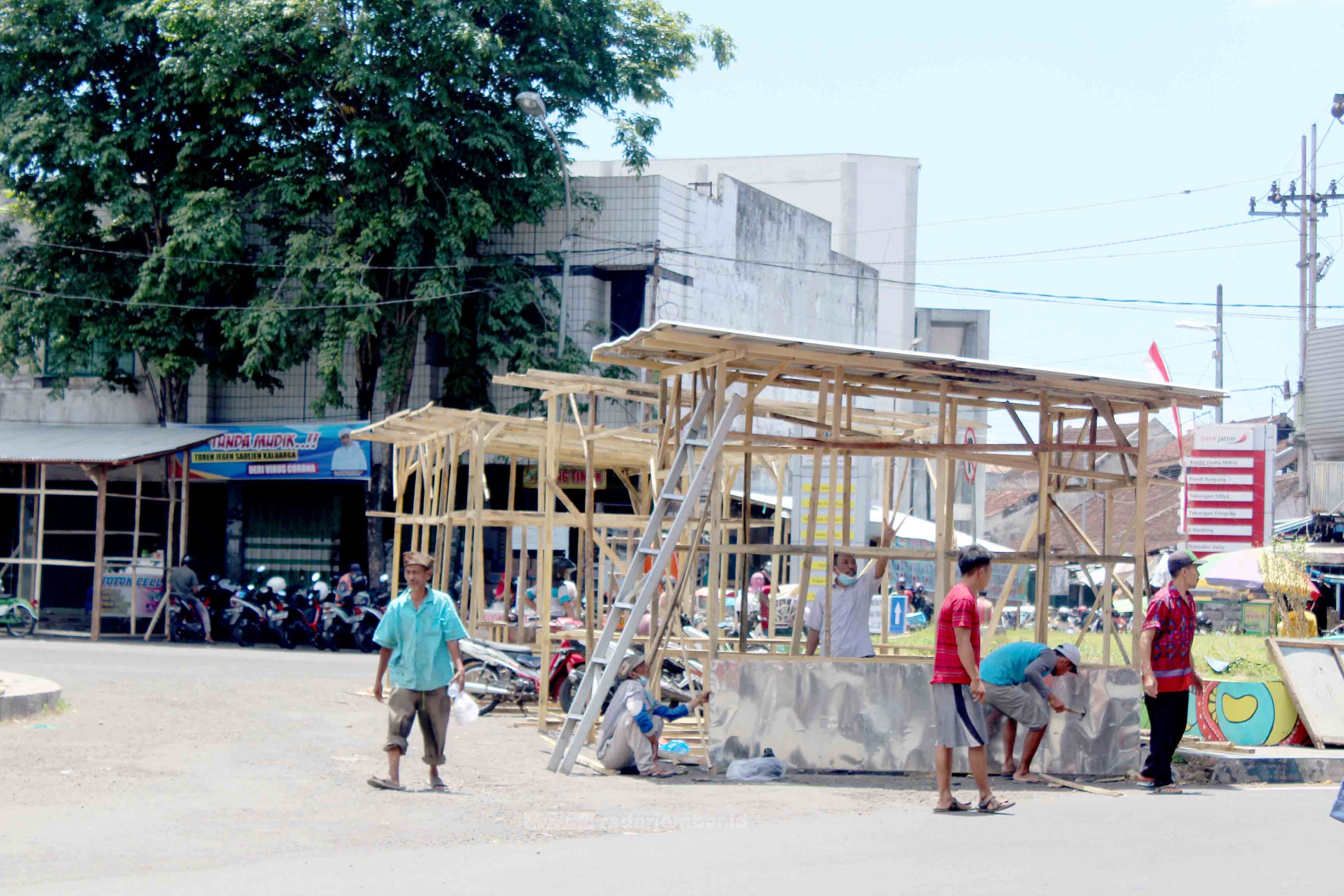 DIRELOKASI: Sejumlah petugas ketika membuat tempat jualan para pedagang. Tempat tersebut akan digunakan oleh para pedagang pasar induk yang direlokasi.