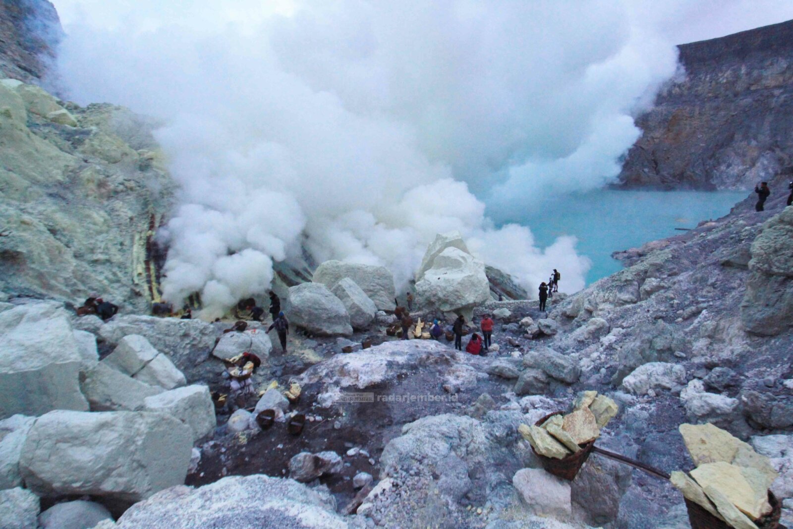MASIH JADI PERDEBATAN: Batas wilayah Kawah Ijen masih belum mendapat keputusan resmi dari Kementerian Dalam Negeri. Kabupaten Banyuwangi dan Bondowoso masih sama-sama memberikan bukti pendukung tambahan.