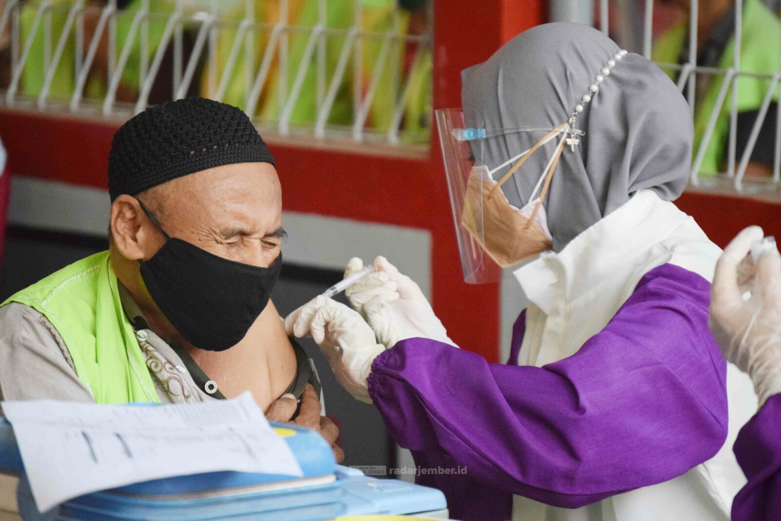 SUDAH VAKSIN DOSIS KEDUA: Salah seorang warga binaan pemasyarakatan (WBP) Lapas Kelas II B Bondowoso ketika disuntik vaksinasi Covid-19.