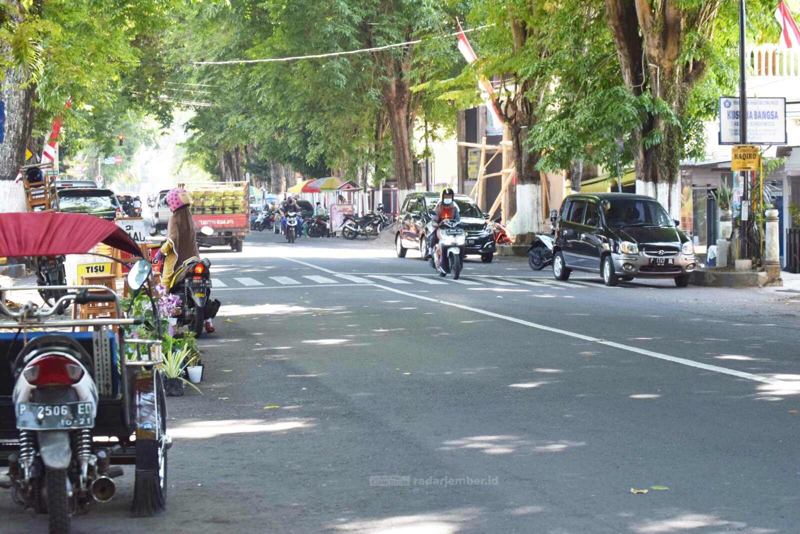 SATU JALAN DULU: Jalan Achmad Yani yang berada di kawasan kota Bondowoso dicanangkan masuk dalam program Wahana Tata Nugraha (WTN). Beberapa poin penilaian pun menjadi dasar penetapan WTN.