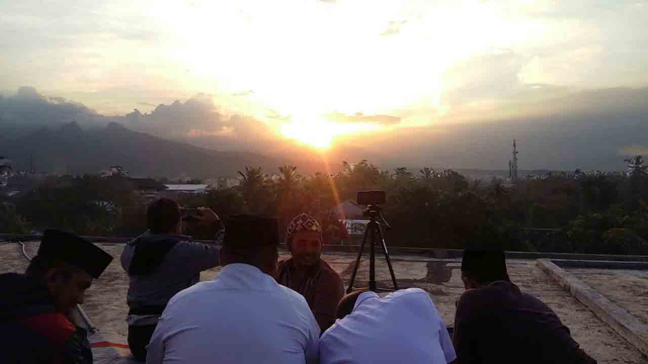 TELITI: Sejumlah anggota Tim Falakiyah PC NU Bondowoso ketika melakukan pemantauan hilal dari atas Masjid At Taqwa. Kegiatan itu rutin dilakukan setiap akhir bulan Qamariah.