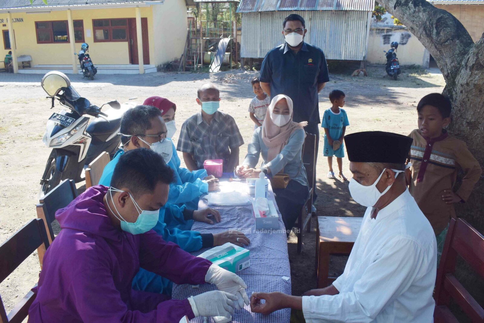 TERUS VAKSINASI: Sejumlah santri ketika mendapat vaksinasi di Pondok Pesantren Al-Falah, Desa Kajar, Kecamatan Tenggarang, kemarin (3/9).