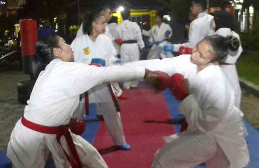 MULAI LATIHAN INTENSIF: Salah satu atlet karate Bondowoso ketika mematangkan teknik bertanding saat ditinjau tim monitoring dan evaluasi KONI Bondowoso, beberapa waktu lalu. Karate menjadi salah satu cabor Bondowoso yang diharapkan bisa meraih medali dala