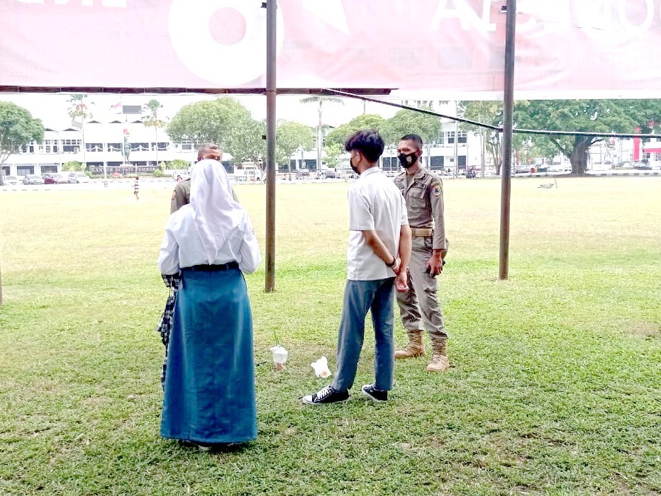 SIDAK: Para petugas Satuan Polisi Pamong Praja (Satpol PP) Kabupaten Jember saat melakukan penertiban di Alun-Alun Jember, kemarin (6/9) siang.