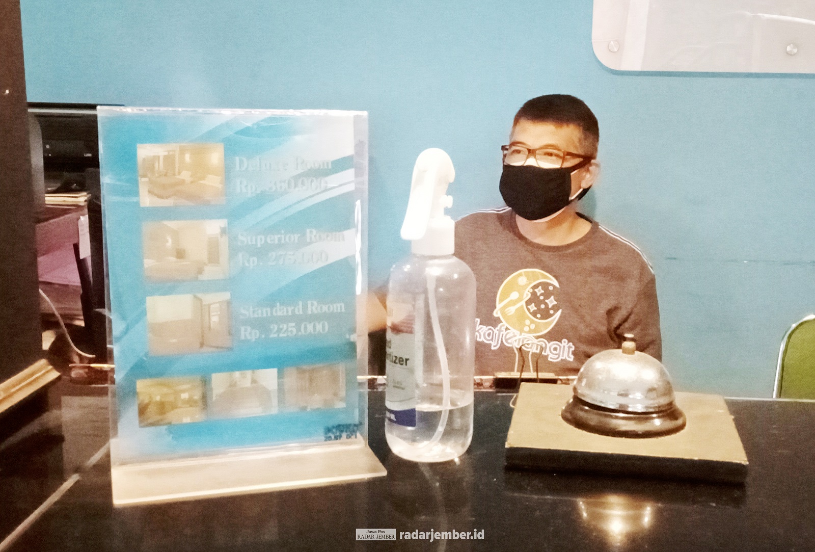 SEPI: Resepsionis hotel sedang menunggu tamu. Saat ini mereka banyak menganggur karena jumlah tamu menurun drastis akibat kebijakan PPKM berjilid-jilid.