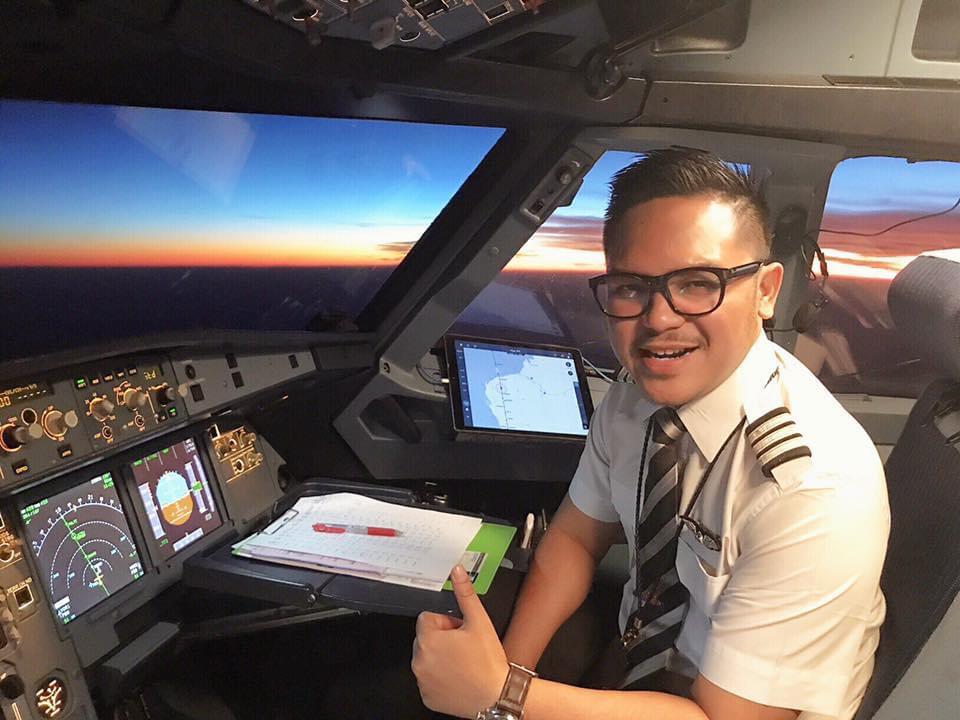 VISIONER: Eka Avian Rahman (berkacamata), salah satu pilot Airasia kelahiran Jember. Kini dia sudah melanglang buana menerbangkan burung besi ke berbagai daerah.