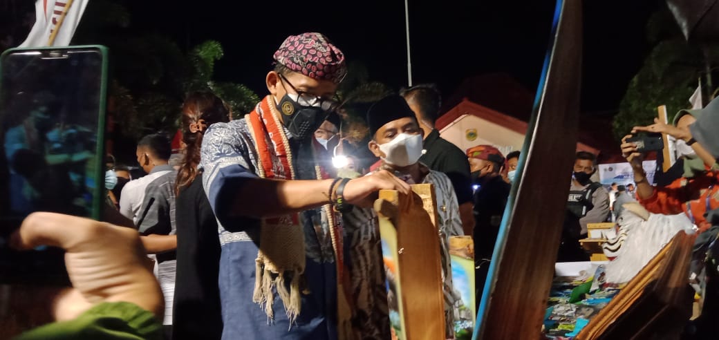 KAGUM: Menteri Pariwisata dan Ekonomi Kreatif (Menparekraf) Sandiaga Salahudin Uno, ketika memantau produk-produk lokal Bondowoso.