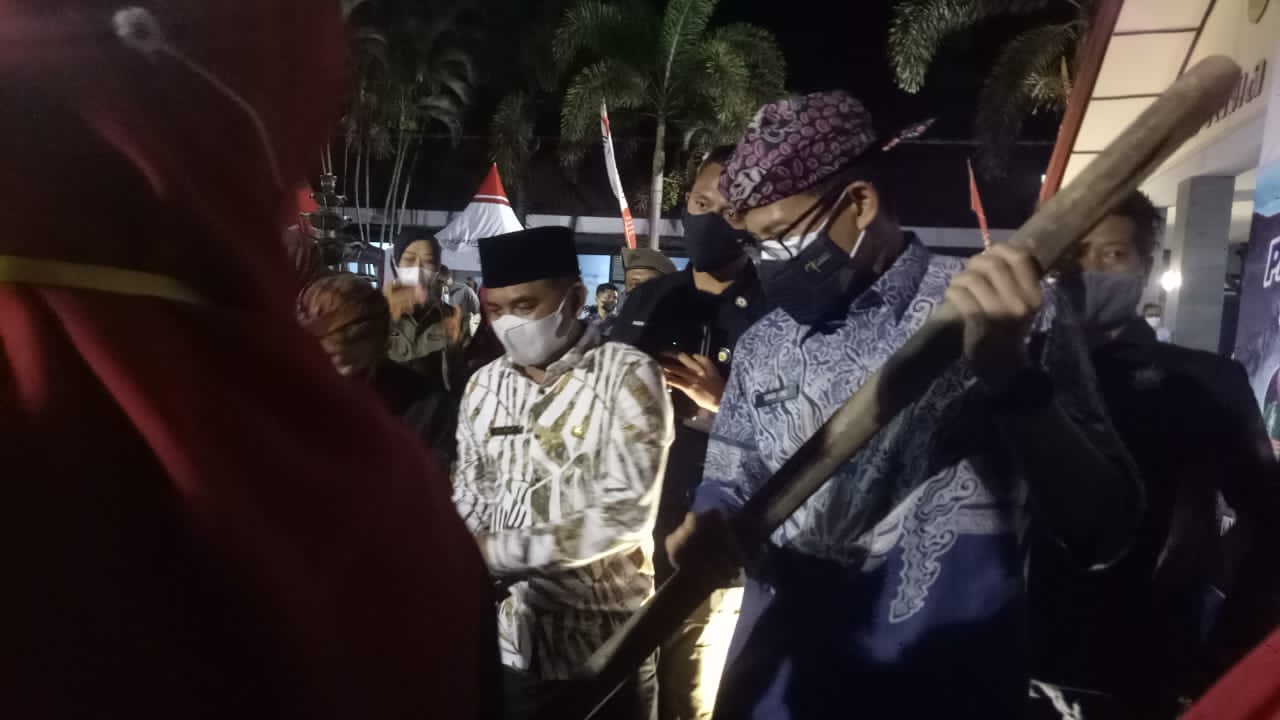 BAHAGIA: Menteri Pariwisata dan Ekonomi Kreatif (Menparekraf) Sandiaga Salahuddin Uno ketika memainkan kesenian tradisional Ronjengan di halaman Kantor Disparpora Bondowoso.