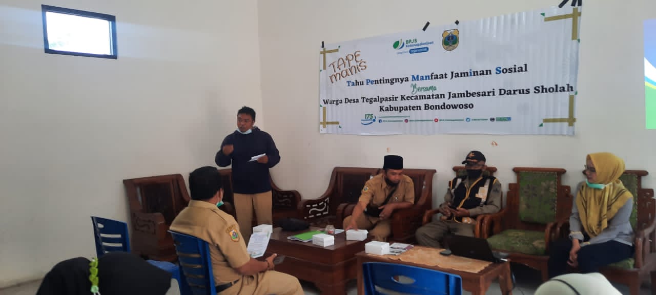 SAMPAIKAN LANGSUNG: Kegiatan sosialisasi program Tape Manis BPJamsostek Bondowoso di Desa Tegalpasir, Kecamatan Jambesari Darus Sholah, Selasa (21/9).