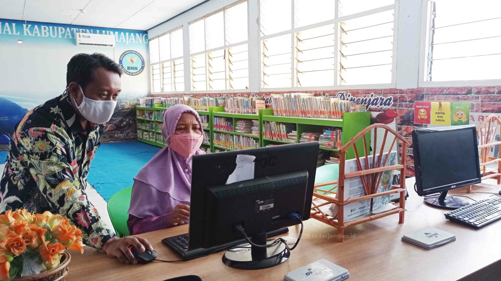 MENJADI TITIK PUSAT: Suasana ruang baca perpustakaan daerah di Jalan Gatot Subroto, Karangsari, Sukodono, kemarin. Adanya program perpustakaan berbasis inklusi sosial menjadi solusi perubahan karakter dan aktivitas masyarakat yang positif.