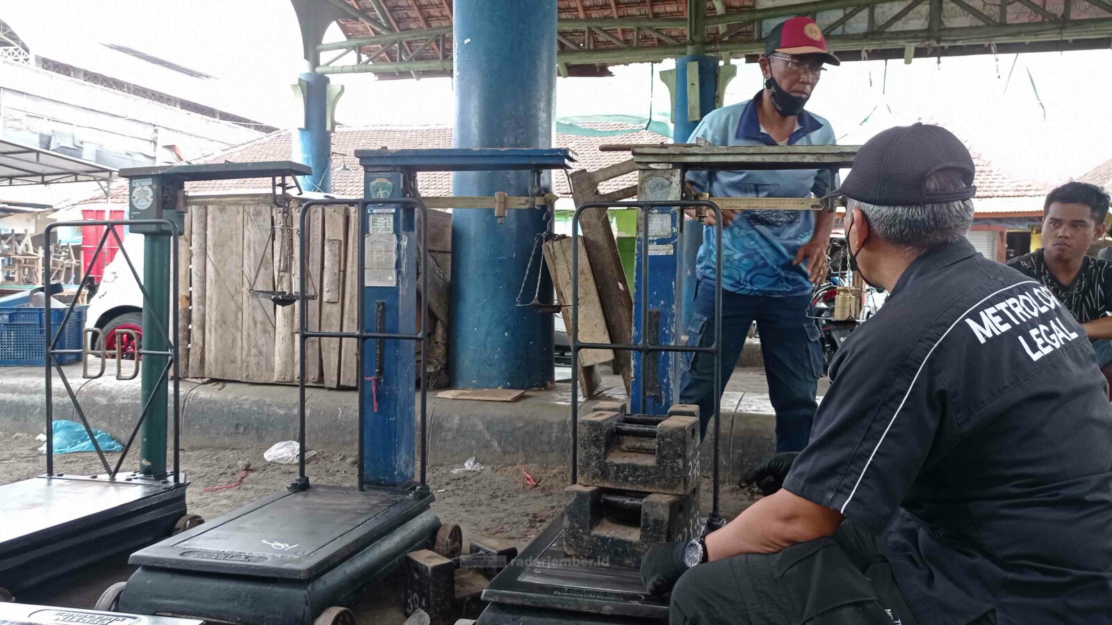 KALIBRASI: Aktivitas tera/tera ulang di Pasar Desa/Kecamatan Pasirian, kemarin. Sejauh ini, kesadaran masyarakat melakukan tera/tera ulang cukup tinggi. Karenanya, target retribusi sebesar Rp 161 juta bakal terpenuhi bulan depan.