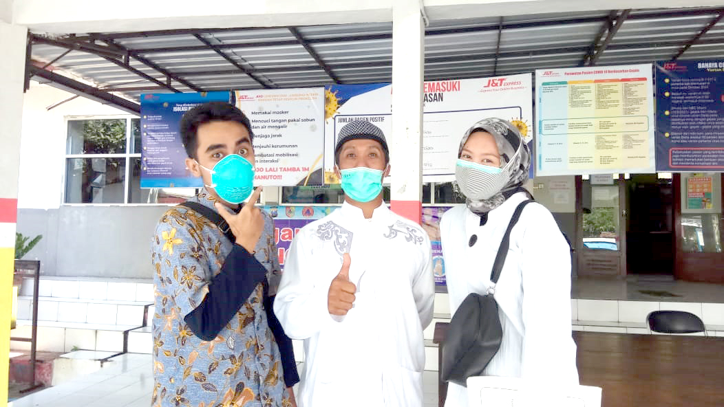 PEJUANG COVID-19: Rikka Ikawati (kanan), Koordinator Pendamping Satgas Kecamatan Patrang
