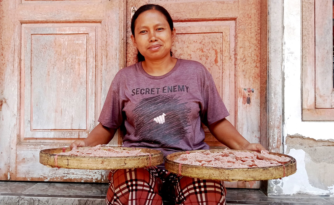 TURUN TEMURUN: Endang Sulastri, produsen kerupuk petulo dan rengginang dari Dusun Krajan, Desa Lembengan, Kecamatan Ledokombo. Usaha tersebut telah berlangsung selama tiga dekade terakhir.