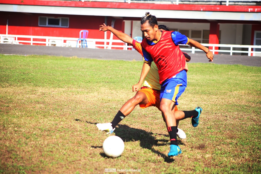 ASAH SKILL: Skuad Persid Jember terus berlatih di Stadion Notohadinegoro. Persid dipastikan menjadi salah satu tuan rumah Liga 3 Regional Jatim.