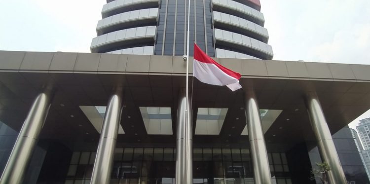 Gedung Merah Putih KPK memasang bendera setengah tiang, Kamis (30/9). (Source: Muhammad Ridwan/ JawaPos.com)