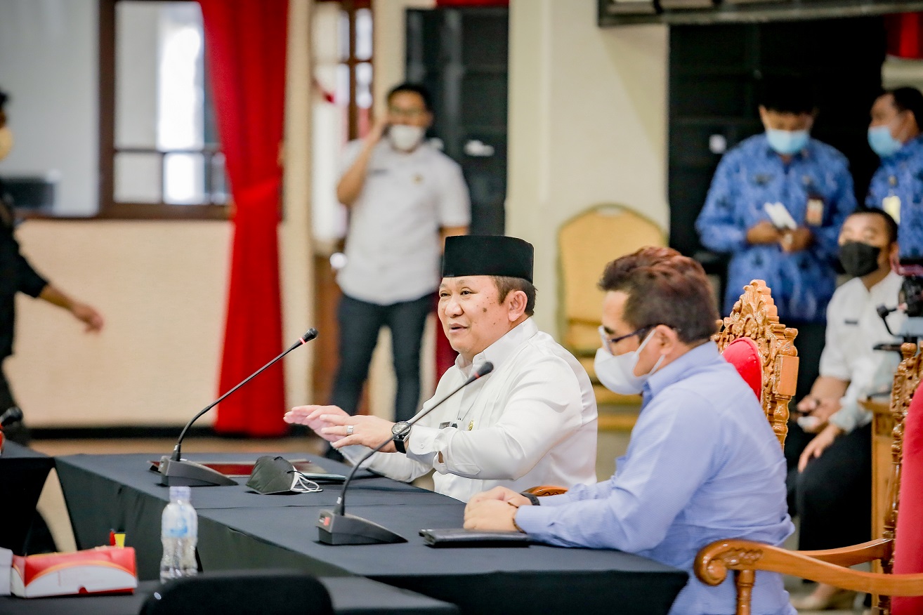 SOLUTIF: Bupati Jember Hendy Siswanto beserta jajarannya saat melakukan audiensi bersama General Manager Ekowisata Jatim Divisi Wisata Perum Perhutani Berthus Sudarmeidi di Pendapa Wahyawibawagraha, kemarin (17/9) siang.