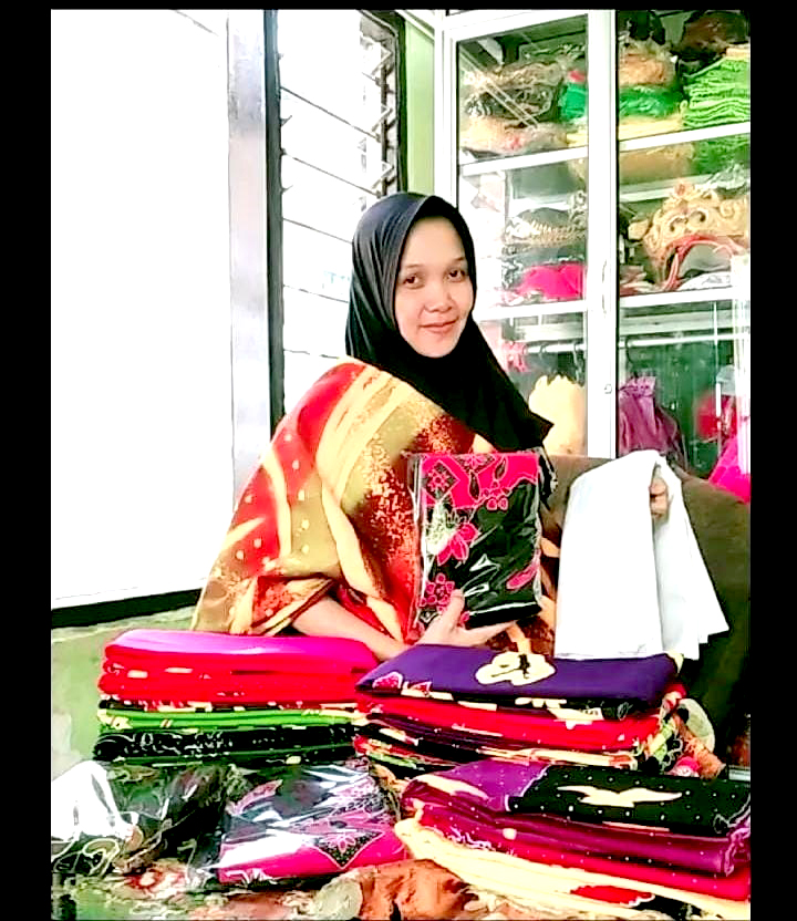 ANTUSIAS: Emi Rahmawati, salah satu peserta lomba desain motif batik Jember yang berasal dari Kabupaten Lumajang.