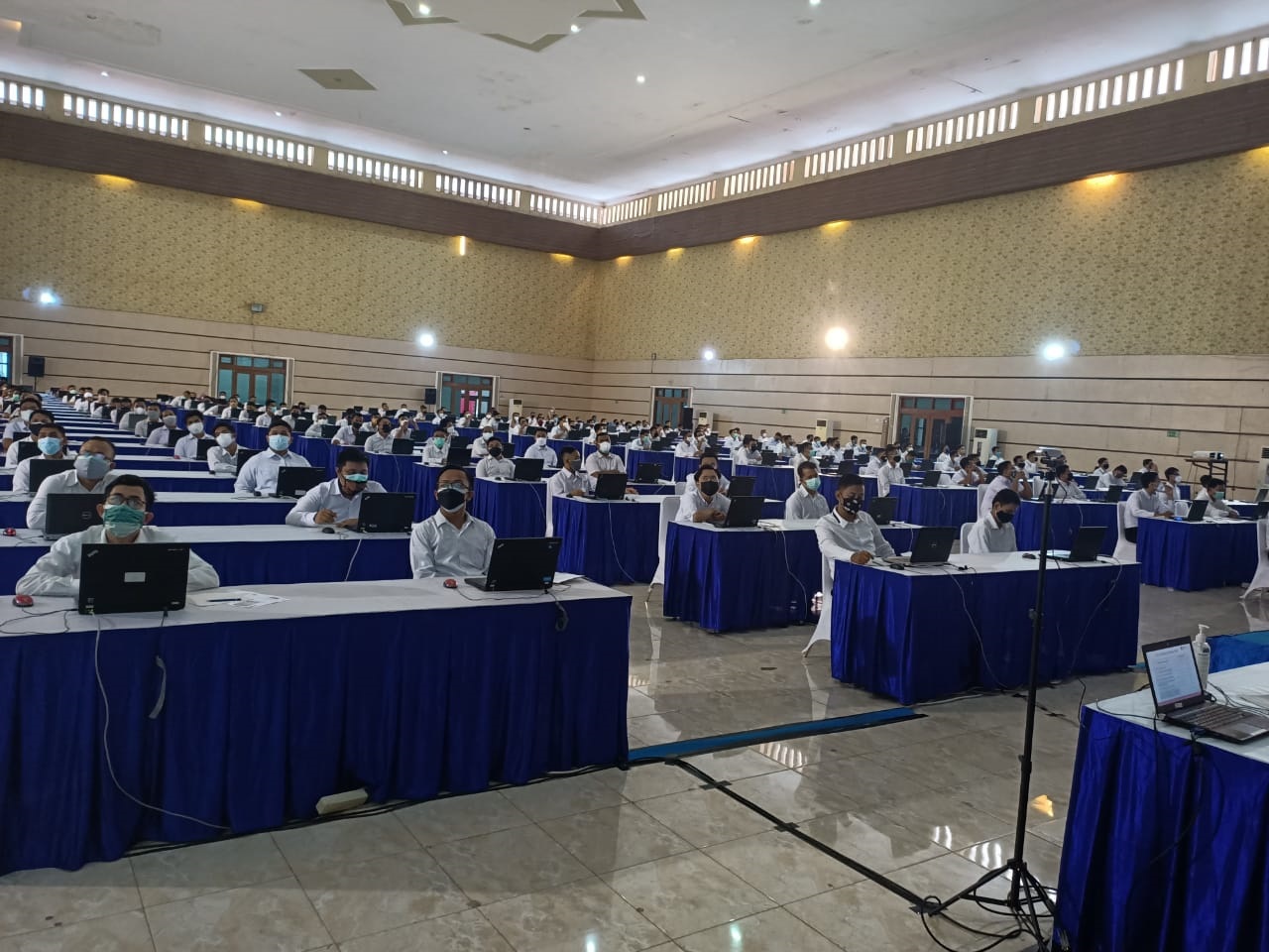STERIL: Suasana CPNS beberapa saat sebelum seleksi kompetensi dasar (SKD) di Gedung Serba Guna Kaliwates dimulai.