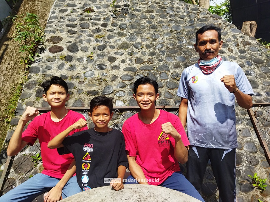 KELUARGA ATLET: Dari kiri, Haidar, Fawas, Abdi, dan didampingi orang tuanya, Mariono, saat mengikuti seleksi atlet panjat tebing untuk Porprov, di Kafe Kolong, belum lama ini.
