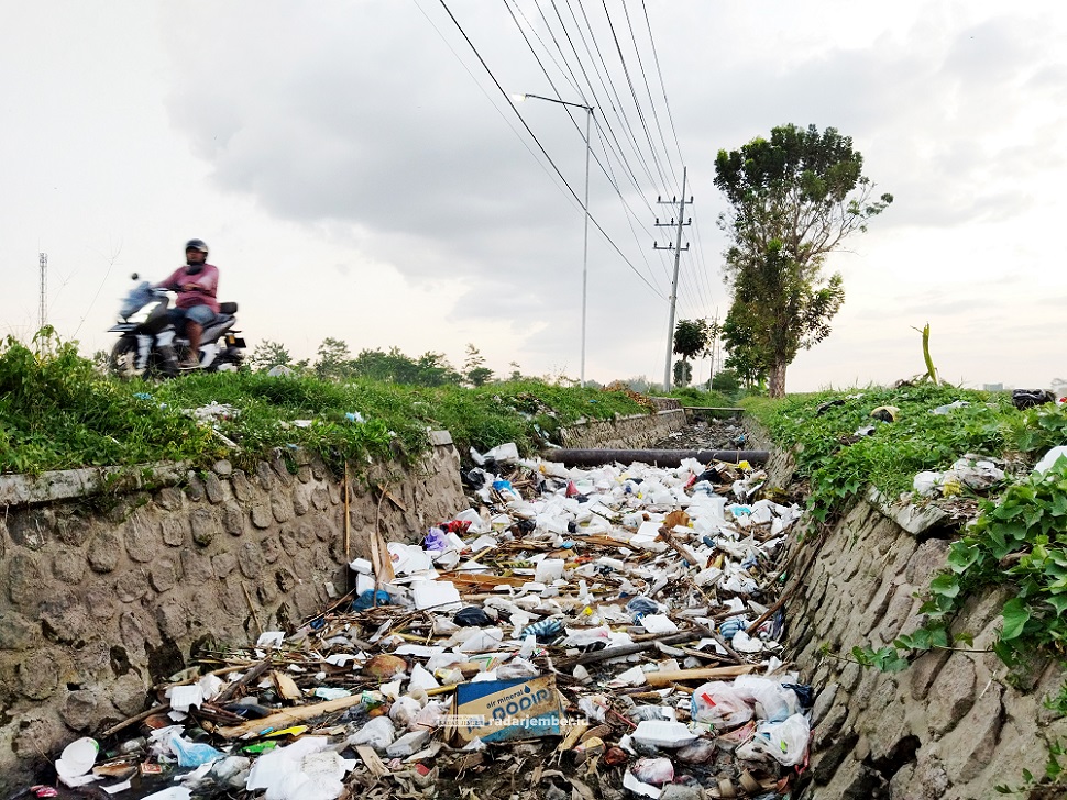 RAWAN BANJIR: Kondisi sungai di salah satu perumahan, Kelurahan Teghalbesar, Kecamatan Kaliwates, yang penuh dengan tumpukan sampah. Jika dibiarkan, saat musim hujan tiba bisa mengakibatkan banjir.