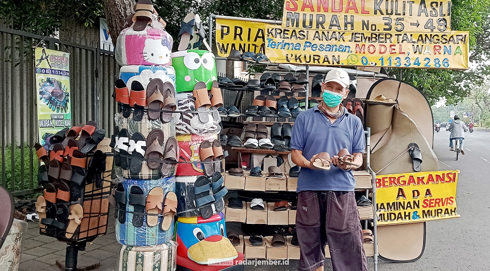 TEKUN: Hendry Sen mulai memperkenalkan sandal kulit Jember hasil buatan sendiri. Dia juga menginginkan kelak sandal kulit bisa menjadi ikon Kabupaten Jember.