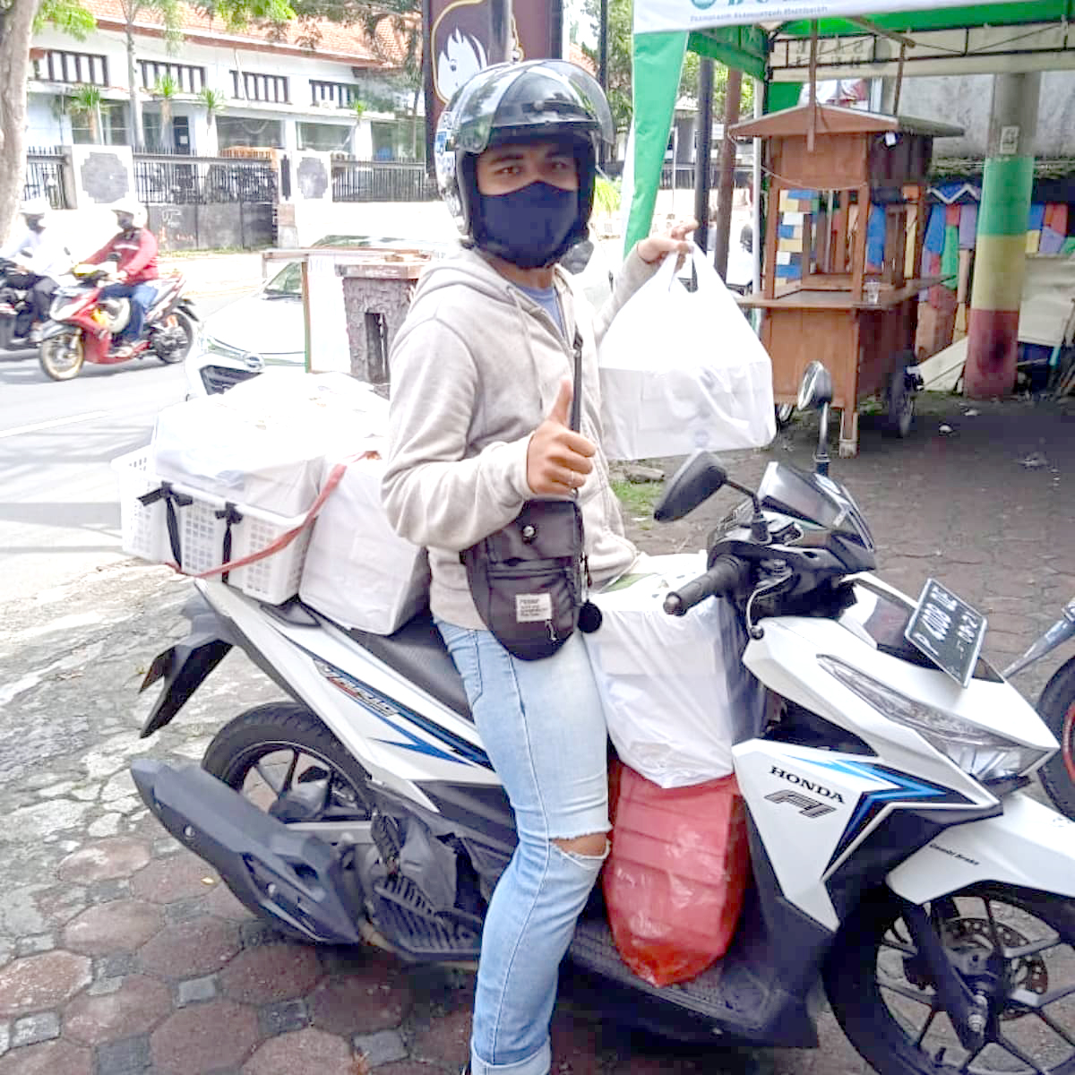 KOMPAK: Rider Bang Jek saat mengantarkan pesanan pelanggan. Kini, perusahaan jasa kurir tersebut mampu mempekerjakan rider sampai 140 orang.