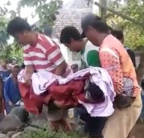 DIDUGA TERPELESET: Warga menggotong jasad korban yang ditemukan mengapung di Sungai Bondoyudo, Desa Menampu, Kecamatan Gumukmas. Selanjutnya, jasad perempuan 60 tahun tersebut dibawa ke rumah duka di Desa/Kecamatan Kencong untuk dimakamkan.