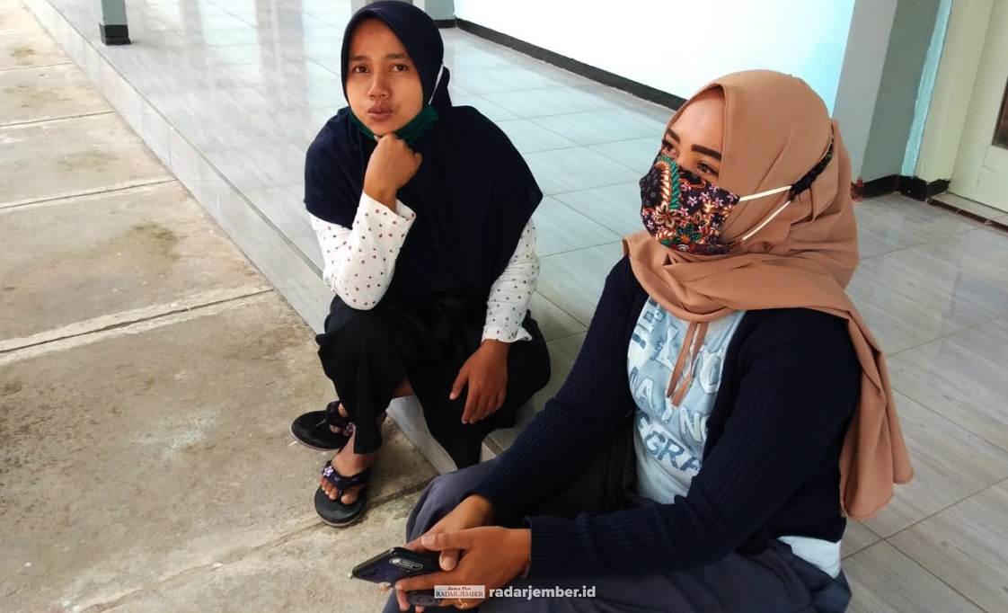 MENUNGGU: Diana Holida (kanan) tengah mengurus surat perpindahan anaknya. Karena menunggu pertemuan tatap muka (PTM) yang tak kunjung berlangsung, sejumlah orang tua memindahkan anaknya ke pondok pesantren.