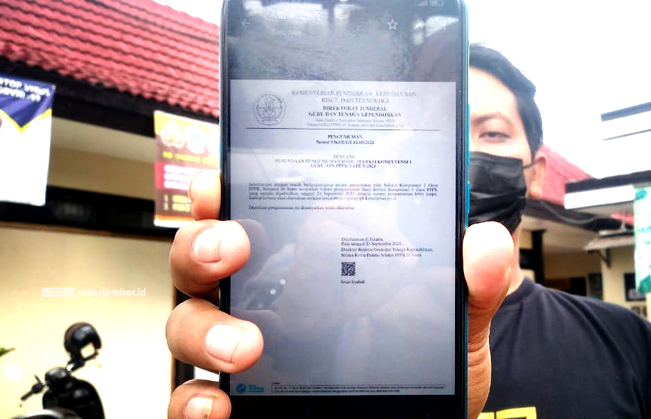 DITUNDA: Salah seorang guru honorer menunjukkan pengumuman hasil seleksi PPPK yang diundur hingga batas waktu yang belum ditentukan. Sebagian peserta yang tidak lolos passing grade berharap ada kebijakan afirmasi dari pemerintah sehingga mereka bisa lolos