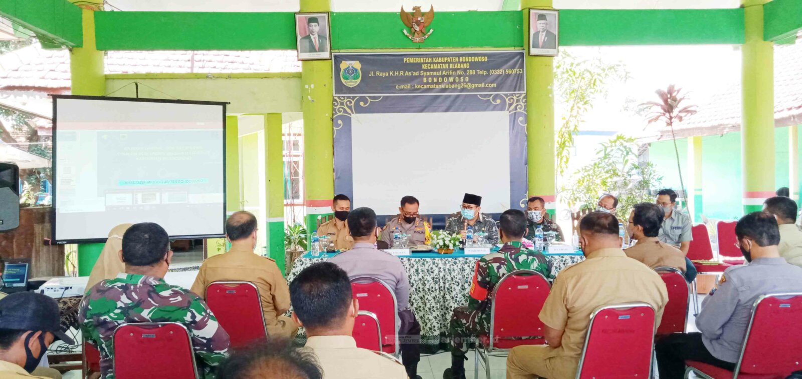 DISOSIALISASIKAN: Forkopimda Bondowoso ketika melakukan sosialisasi dan evaluasi pencapaian vaksinasi.