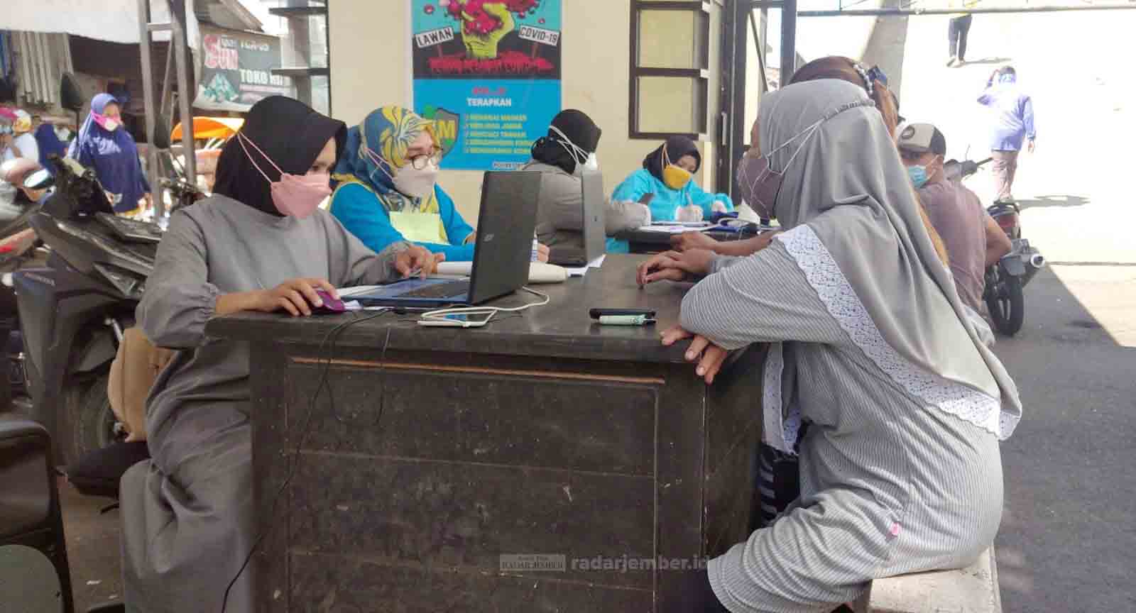 ANTUSIAS: Sejumlah pedagang Pasar Induk Bondowoso ketika melakukan vaksinasi.