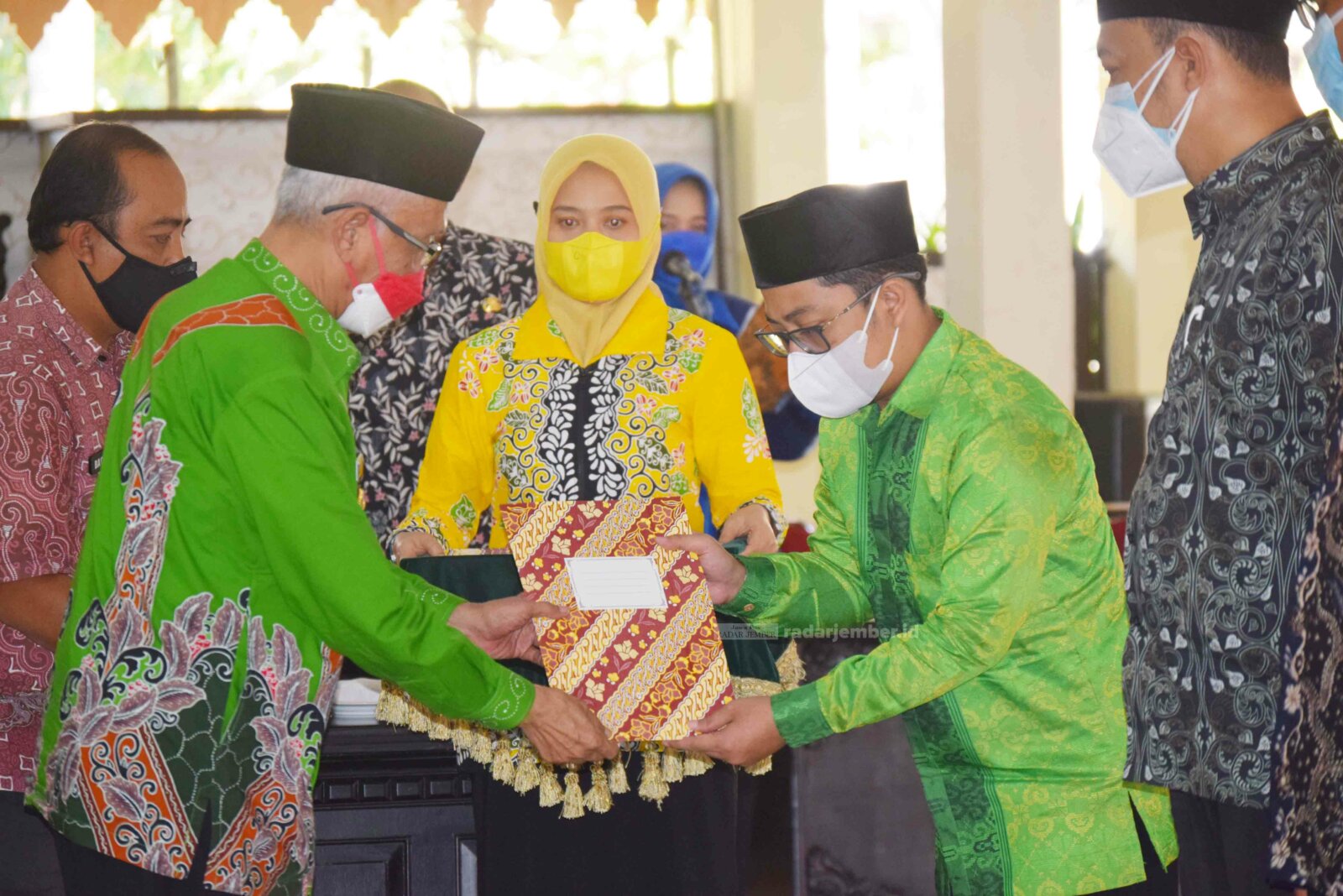 MASIH TERUS DIBAHAS: Ketua TP2D Kabupaten Bondowoso Muhammad Khozin (kanan) ketika menerima SK dari Bupati Bondowoso KH Salwa Arifin, beberapa waktu lalu. Keberadaan TP2D Bondowoso dianggap menyalahi aturan yang ada, dan DPRD Bondowoso akan membentuk Pani