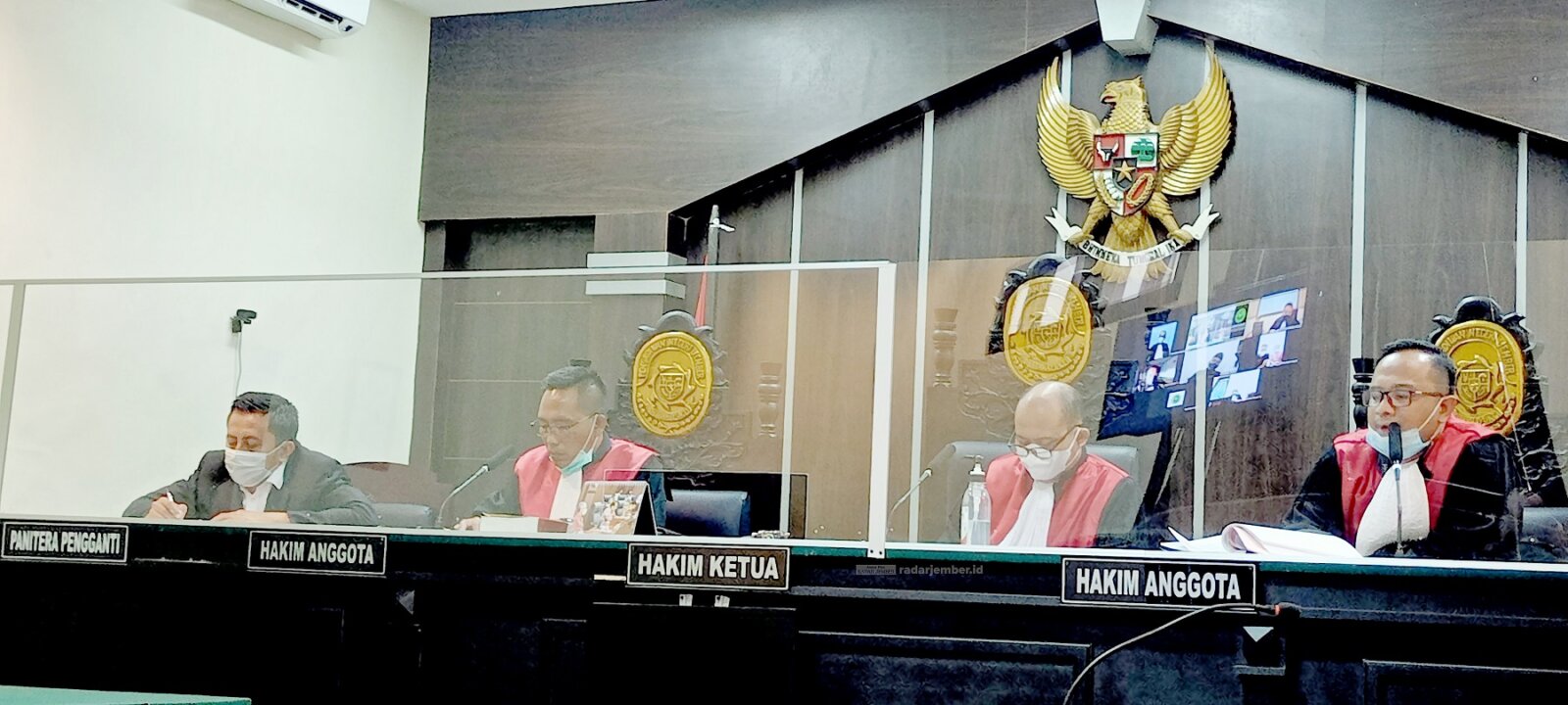 SIDANG KEDUA: Sidang lanjutan kasus narkoba oleh empat mantan kepala desa secara virtual di Ruang Sidang Sari Pengadilan Negeri Jember, kemarin (27/9).
