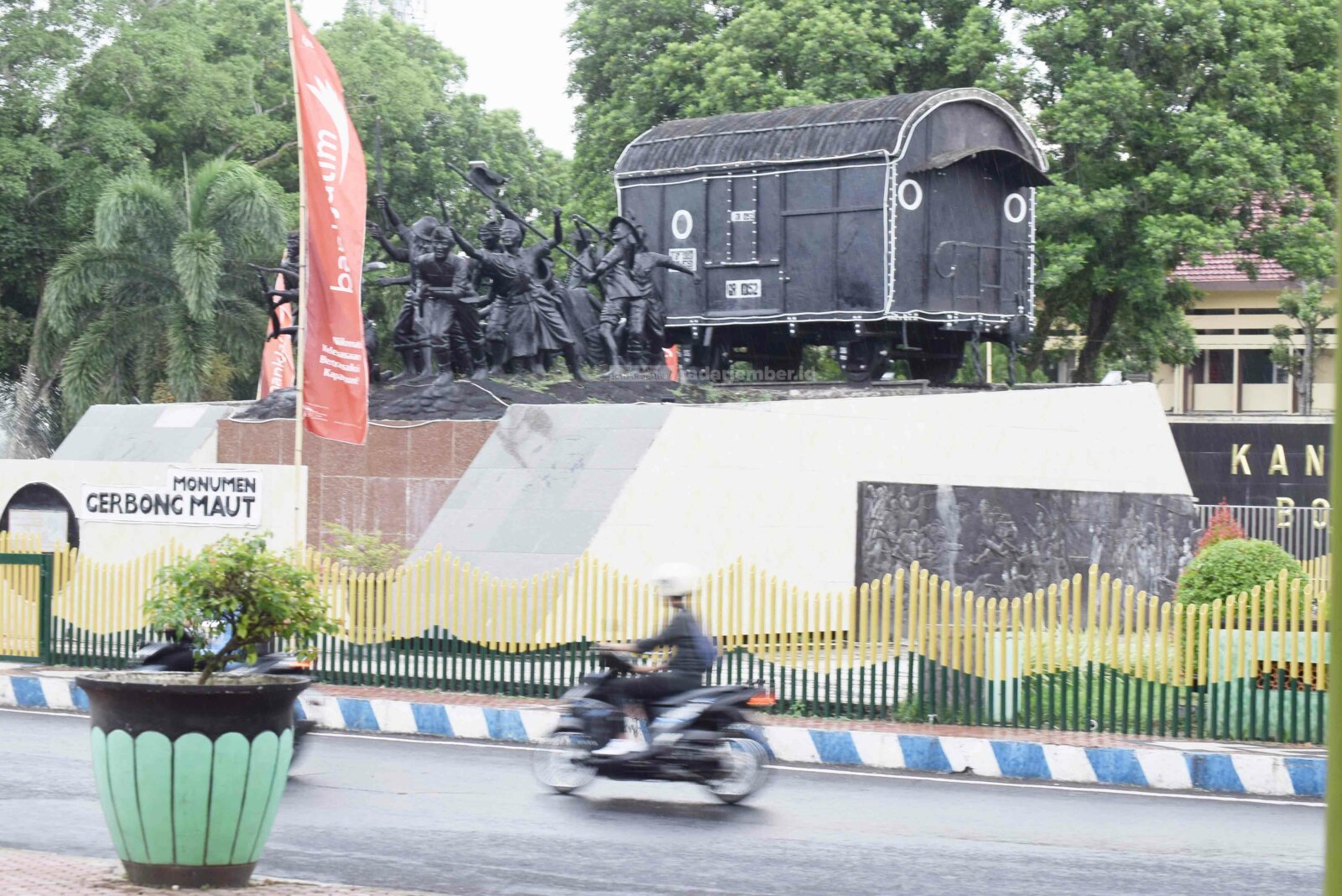 REPLIKA: Kondisi Monumen Gerbong Maut di depan Kantor Pemkab Bondowoso yang merupakan replika. Sementara, gerbong yang asli kini masih berada di Museum Brawijaya, Malang.