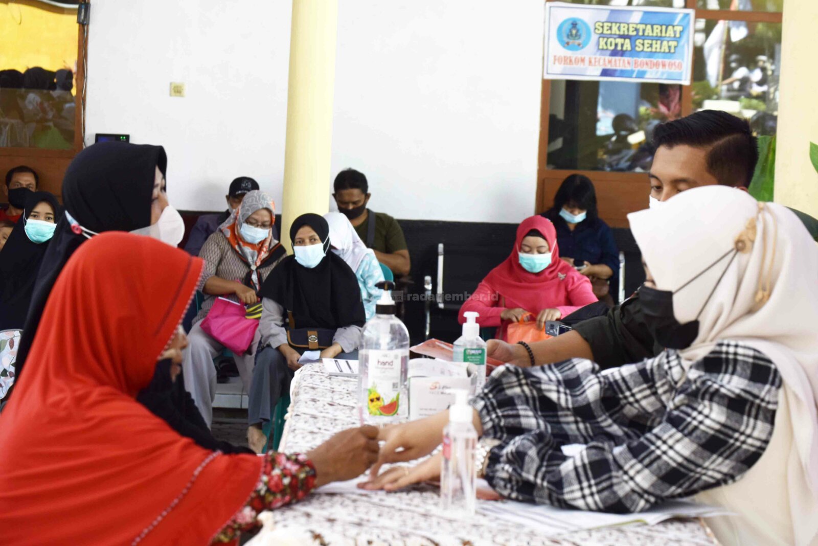 INGIN TAMBAH AGEN: Suasana penyaluran bantuan sosial (bansos) Bantuan Pangan Non Tunai (BPNT) maupun Program Keluarga Harapan (PKH). Pihak legislatif menyarankan pemerintah daerah melakukan memorandum of understanding (MoU) dengan pihak BNI sebagai penyal