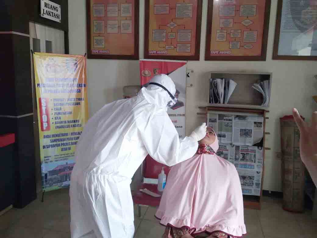 DIPERIKSA: Sejumlah pihak yang kontak erat dalam video dangdutan yang viral di masyarakat, beberapa waktu lalu, mengikuti pemeriksaan di Mapolres Bondowoso.