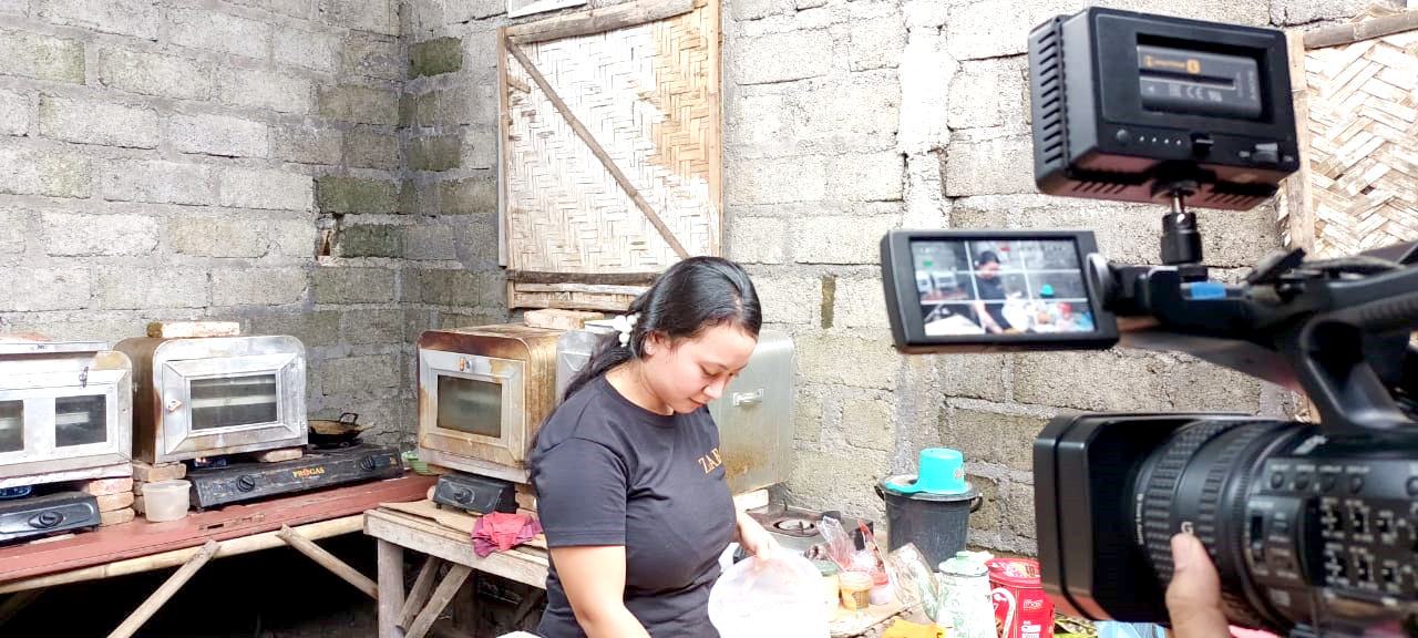 MASIH EKSIS: Salah satu pengusaha kue asal Dusun Sumberpinang, Desa Tegalrejo, Kecamatan Mayang.