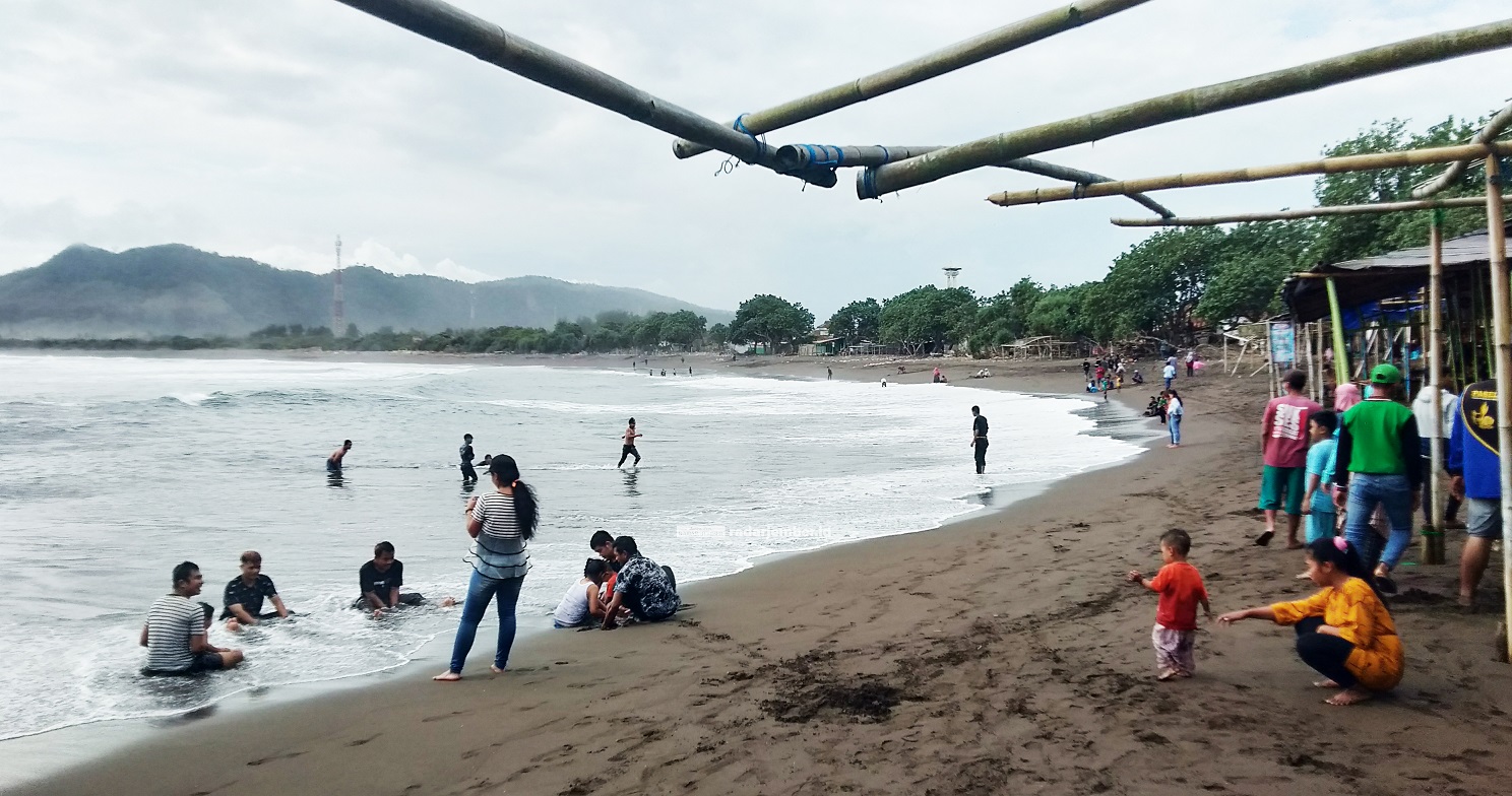 SUDAH RAMAI LAGI: Pengunjung mendatangi Pantai Payangan di Desa Sumberejo, Kecamatan Ambulu. Status Jember PPKM level 1 membuat warga mendatangi lokasi wisata untuk mengisi hari libur mereka
