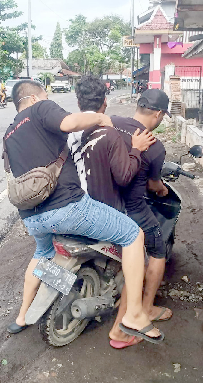 BERHASIL DIBEKUK: Anggota Reskrim Polsek Mayang dibantu Resmob Jember menangkap pelaku peremas dada yang meresahkan warga Mayang. Total ada tujuh perempuan yang menjadi korban kejahatan tersebut.