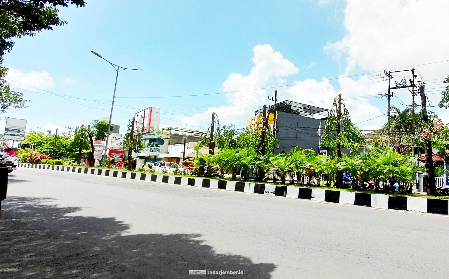JADI PANAS: Suasana Jalan Gajah Mada seusai pemangkasan beberapa pohon di tengah jalur ganda. Tampak panas meskipun masih terdapat sejumlah tanaman di sekitarnya.