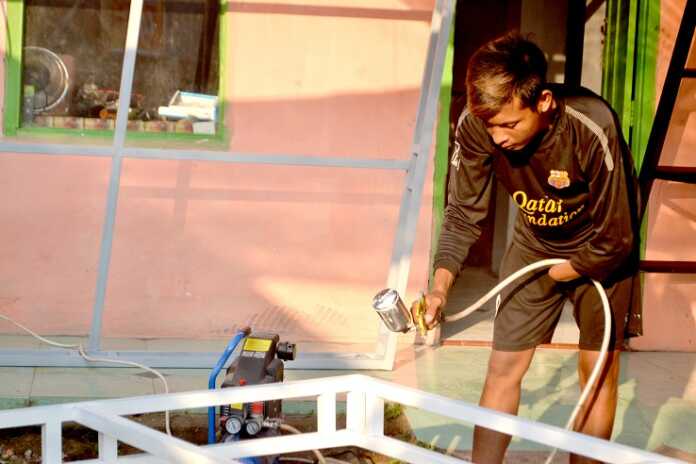 “Tiba-tiba sudah buka beasiswa, yang daftar sudah empat ribu. Ya, kami tidak minta dikhususkan, tapi sosialisasinya minimal sampai kepada kami.” Zainuri Rofi’i - Ketua Perpenca Jember