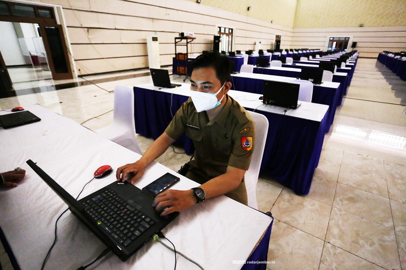 PERSIAPAN TES CPNS: Deretan komputer telah dipersiapkan untuk pelaksanaan tes SKD CPNS di Gedung Serba Guna, Kaliwates.