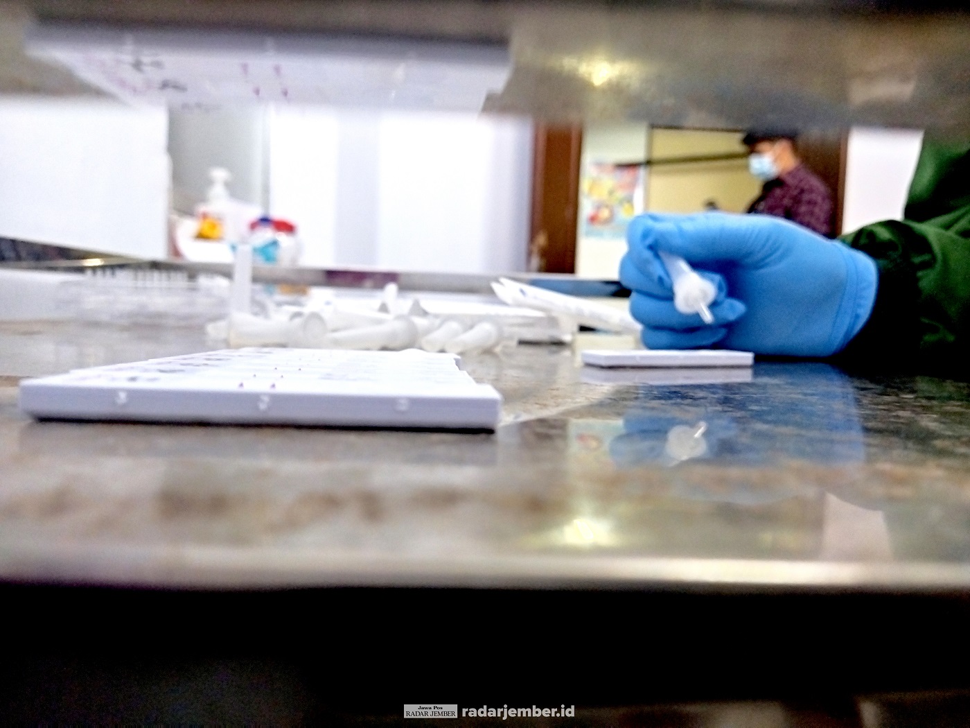 TAK BERBAYAR: Pemerintah Kabupaten Jember kembali memberikan terobosan terkait swab antigen gratis bagi para peserta yang hendak menjalani tes Calon Pegawai Negeri Sipil (CPNS) dan Pegawai Pemerintah dengan Perjanjian Kerja (PPPK).