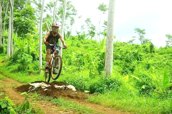 PACU ADRENALIN: Salah satu trek sepeda di kawasan selatan Ambulu yang belakangan kian diminati para goweser.