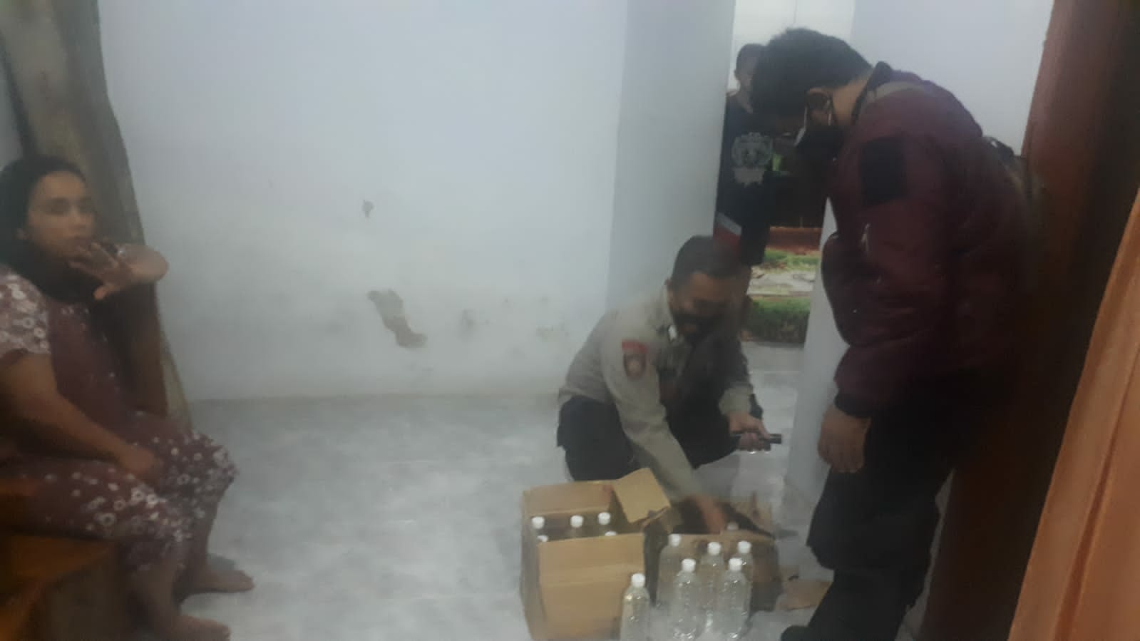 AMANKAN BARANG BUKTI: Minuman keras yang disita aparat dari salah satu pemilik rumah di Desa Klatakan, Kecamatan Tanggul.