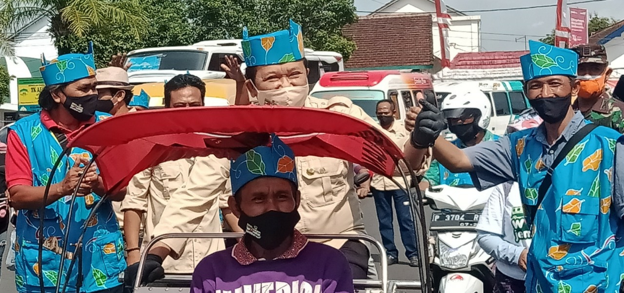 BERPELUH: Bupati Jember Hendy Siswanto mengayuh becak yang menandai peluncuran program pemberdayaan transportasi konvensional sebagai angkutan wisata di Jember.