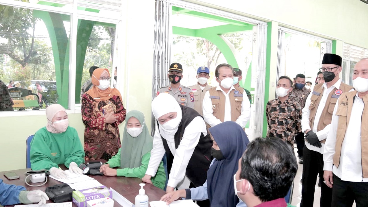 KUNJUNGAN: Bupati Hendy Siswanto dan Wakil Bupati Jember MB Firjaun Barlaman saat memantau pelaksanaan vaksinasi bersama Gubernur Jawa Timur Khofifah Indar Parawansa di SMKN 5 Jember, kemarin (2/8) siang.