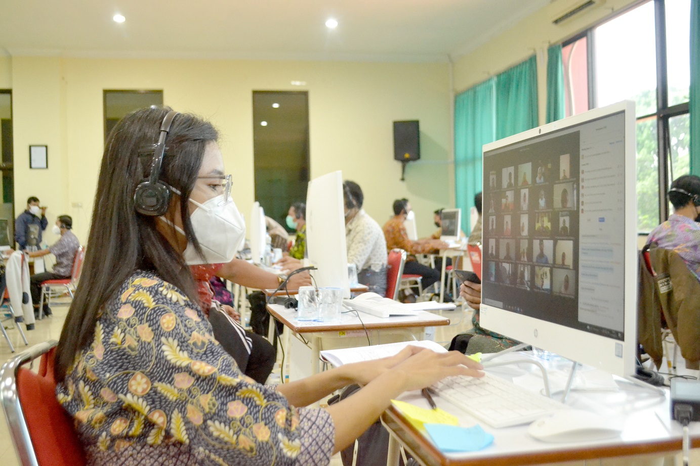 SIAP BELAJAR DI KAMPUS: Proses pengawasan layar monitor dalam pelaksanaan PKKMB Politeknik Negeri Jember, beberapa waktu lalu. Sejumlah perguruan tinggi kini mulai berencana menggagas pertemuan tatap muka, termasuk Polije yang berencana memulai praktikum