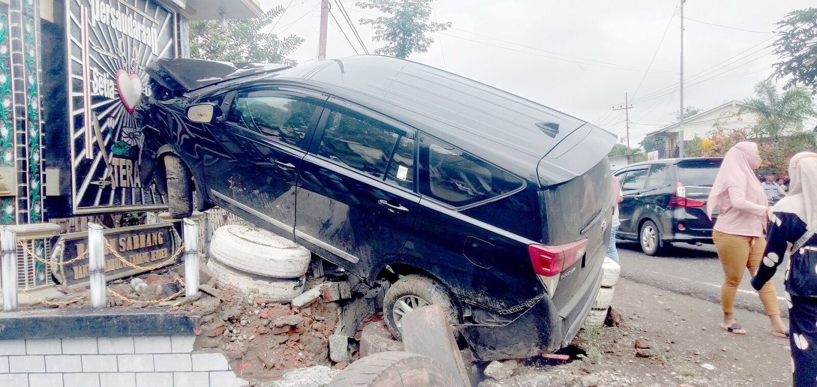 NYANGSANG: Mobil Toyota Kijang Innova Reborn AG 14 83 EF yang mengalami kecelakaan di tikungan Dusun Krajan, Desa Sabrang, Kecamatan Ambulu, kemarin (12/9).